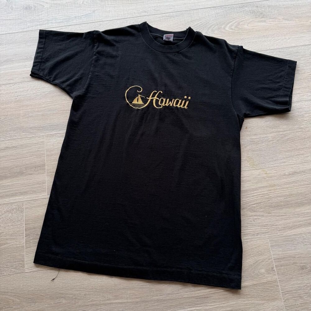 Fruit of the Loom Adult Large Black & Gold Hawaii T-shirt Embroidered Sailboat